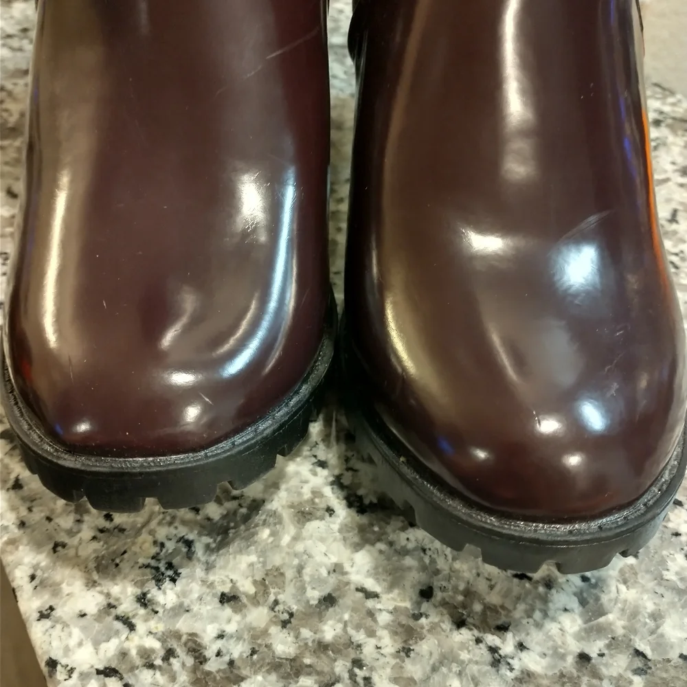 Breckelle's Brown Burgundy Chunky Heel Ankle Boot Elastic Shiney 7 1/2 FLAWS - Picture 3 of 15